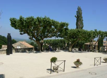 Table pique-nique - Centre village de Gigondas