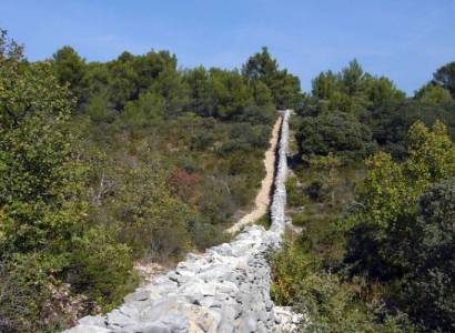 Fontaine de Vaucluse - Le mur de la Peste par Terra Rando
