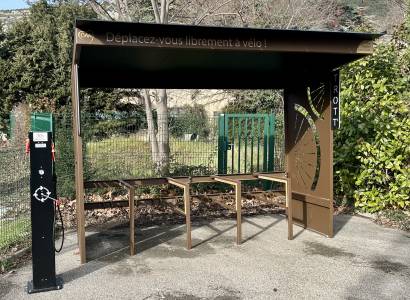 Abri vélos couvert avec station de gonflage et réparation