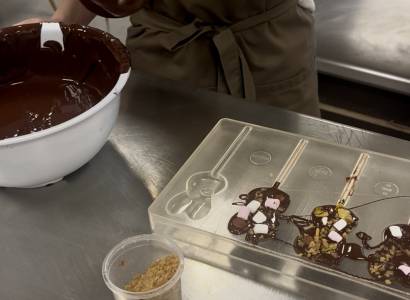 L'atelier sucettes à la Chocolaterie Castelain