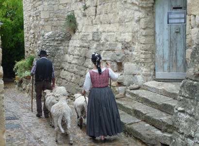 Animation dans les rues du vieux village