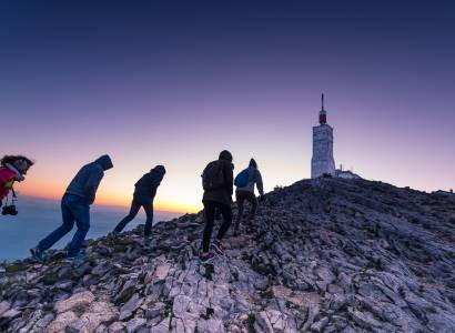 Ascension du Mont Ventoux de nuit pour observer le lever de soleil depuis le Chalet Reynard
