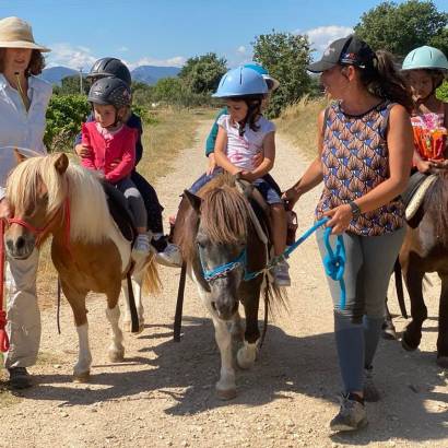 Sortie à la rivière d'Entraigues sur la Sorgue avec les poneys